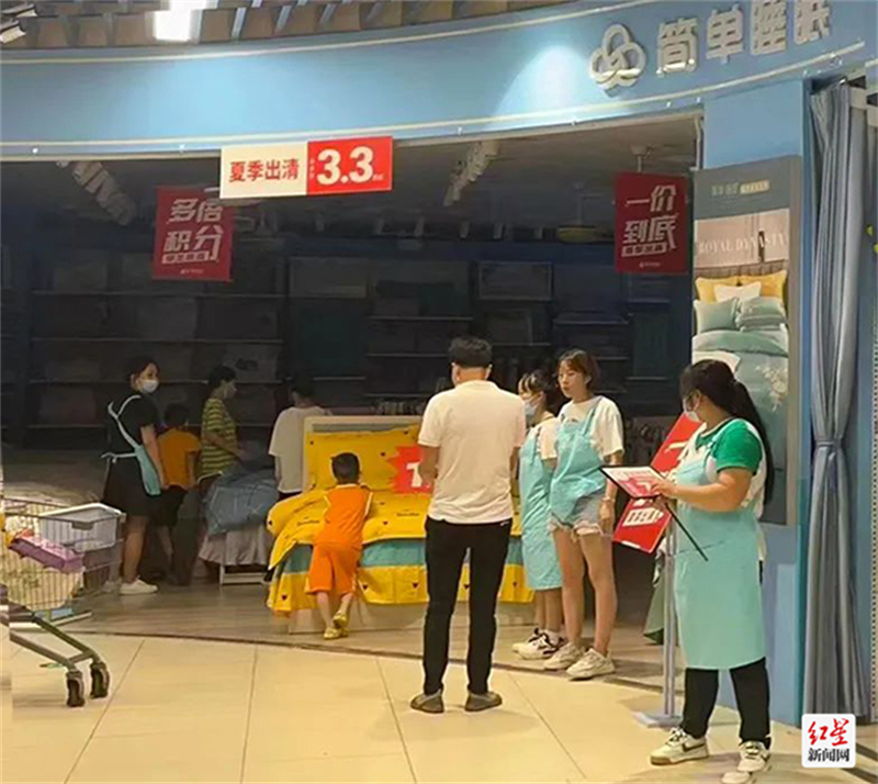 新悦广场商家关闭店铺内电灯(1)