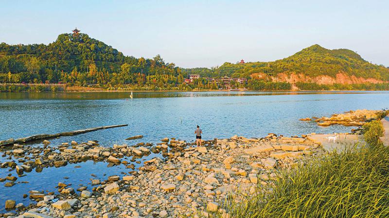 8月22日，因上游来水减少，嘉陵江阆中古城段裸披露大片河床。