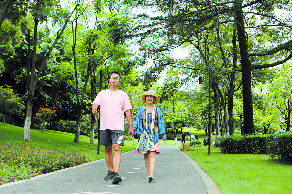 ▲王玲和家人在公园散步
