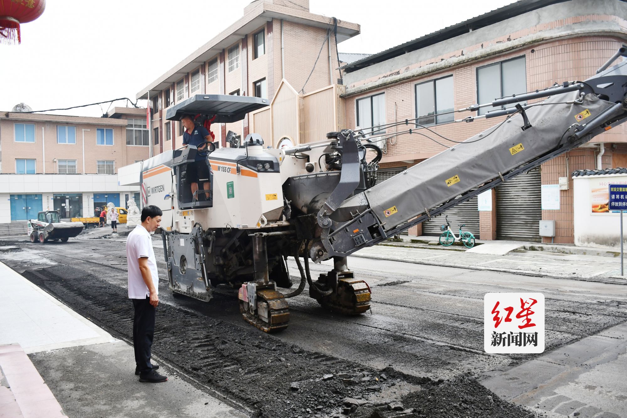 黄水镇上河顺街修路施工现场。1