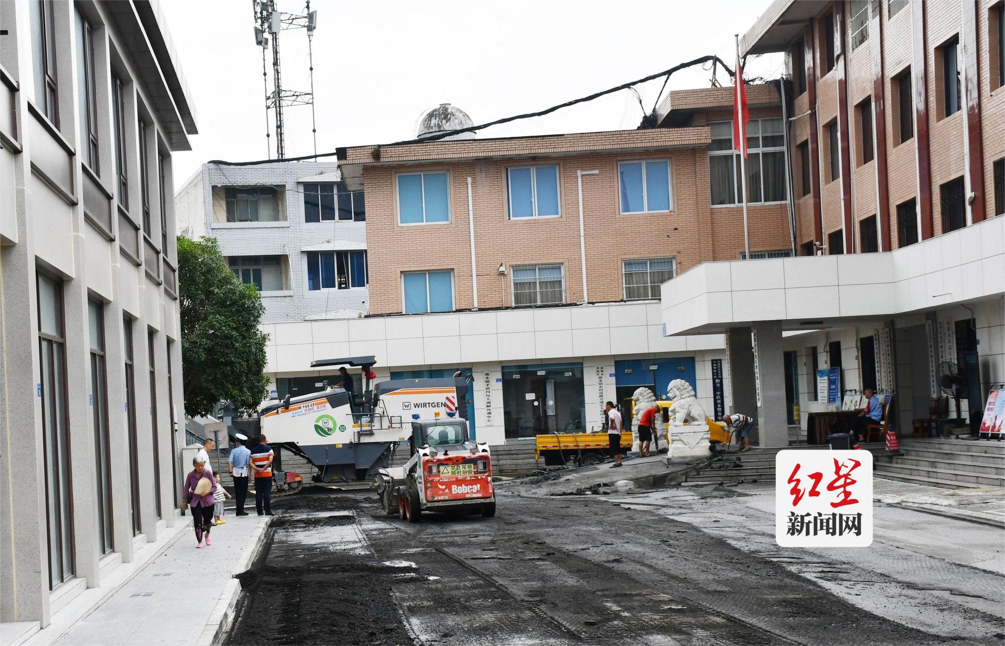黄水镇上河顺街修路施工现场。2