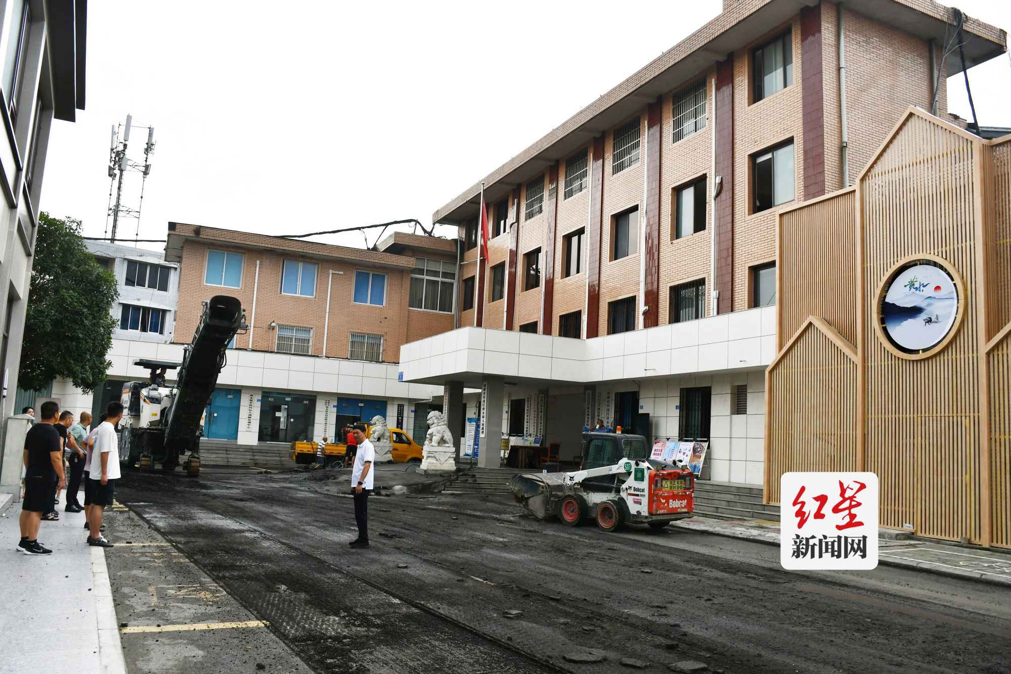 李小成在修路现场指挥施工。