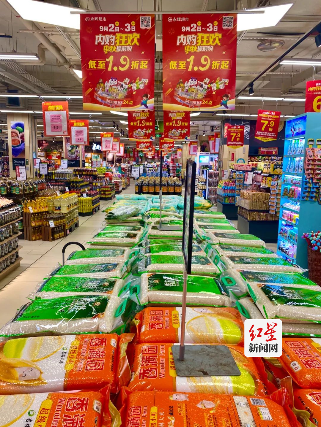永辉生活超市新增的蛋米油销售区