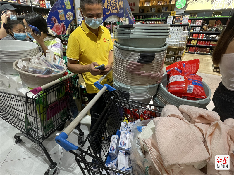 为驻厂员工购买生活用品
