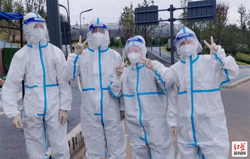 四名00后学生志愿者组成的志愿服务小分队