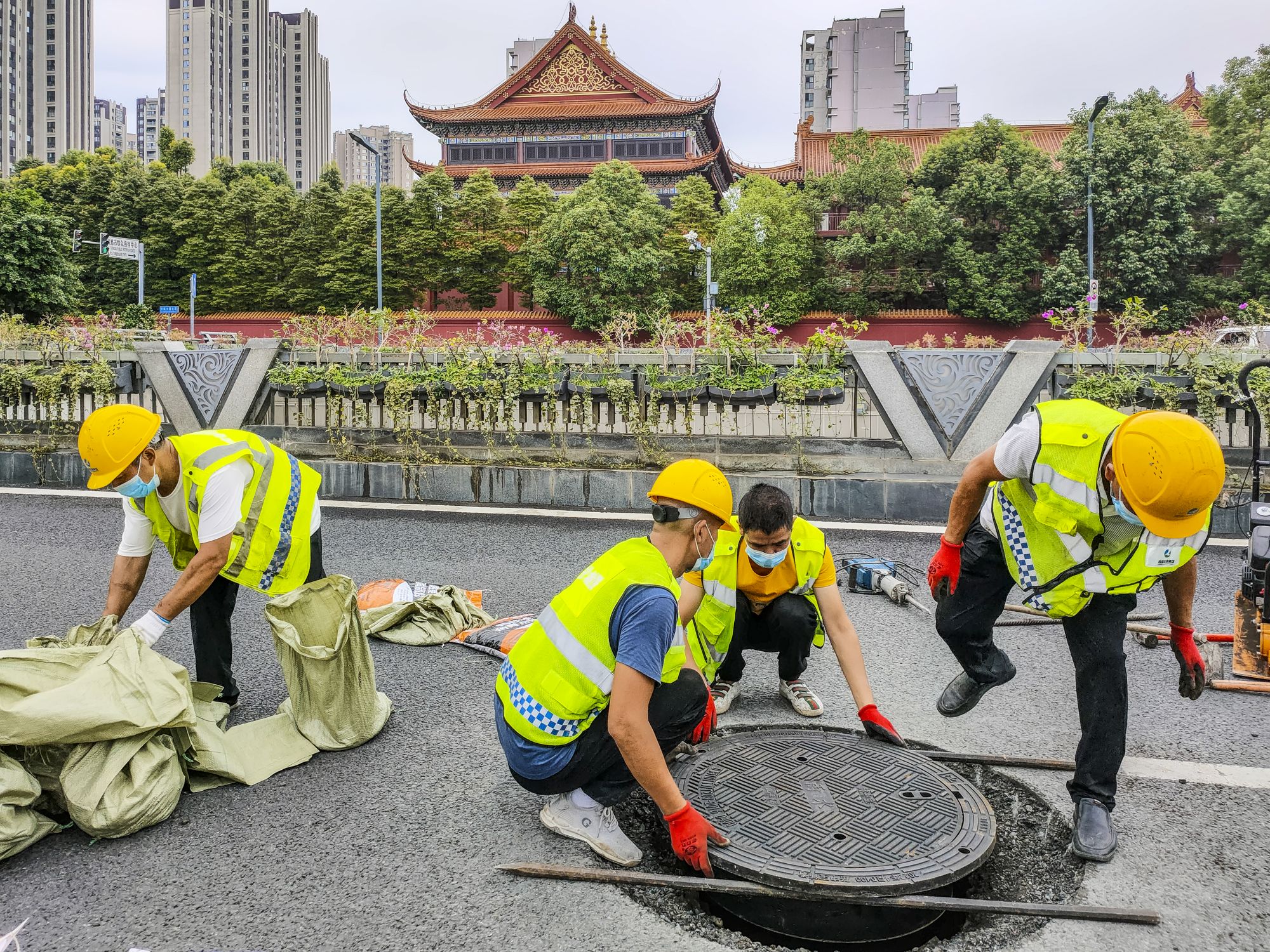 9月4日，城市静态管理期间 ，仍然有人在负重前行，道路管养人员在剑南大道近慈寺旁作业。    拍摄：杜尚科