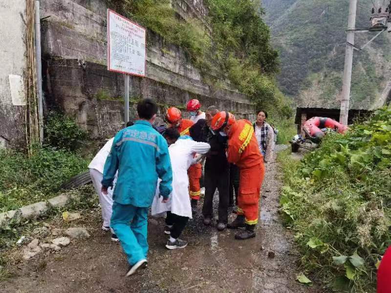 泸定县磨西镇，途中急救  摄影：王虹力（甘孜州摄影家协会提供）