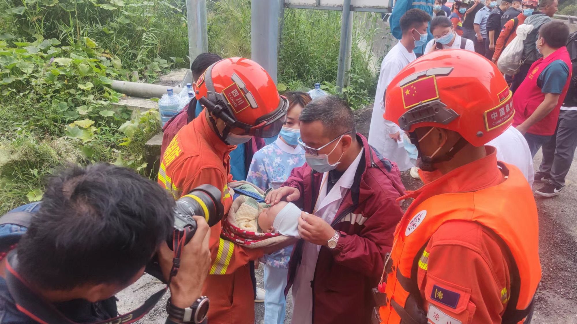 泸定县磨西镇抗震救灾，宝贝无事 摄影：格绒（甘孜州摄影家协会提供）
