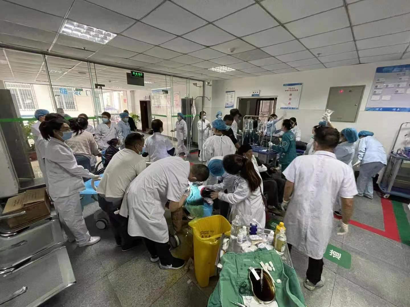 泸定县医院全体上阵，争分夺秒   摄影：游蓉萍 （甘孜州摄影家协会提供）