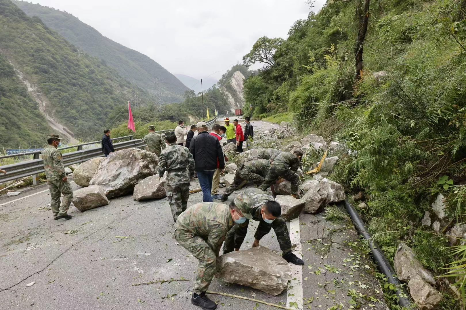 抗震救灾官兵正在人工清理落石，抢通生命线（摄影曹学年）