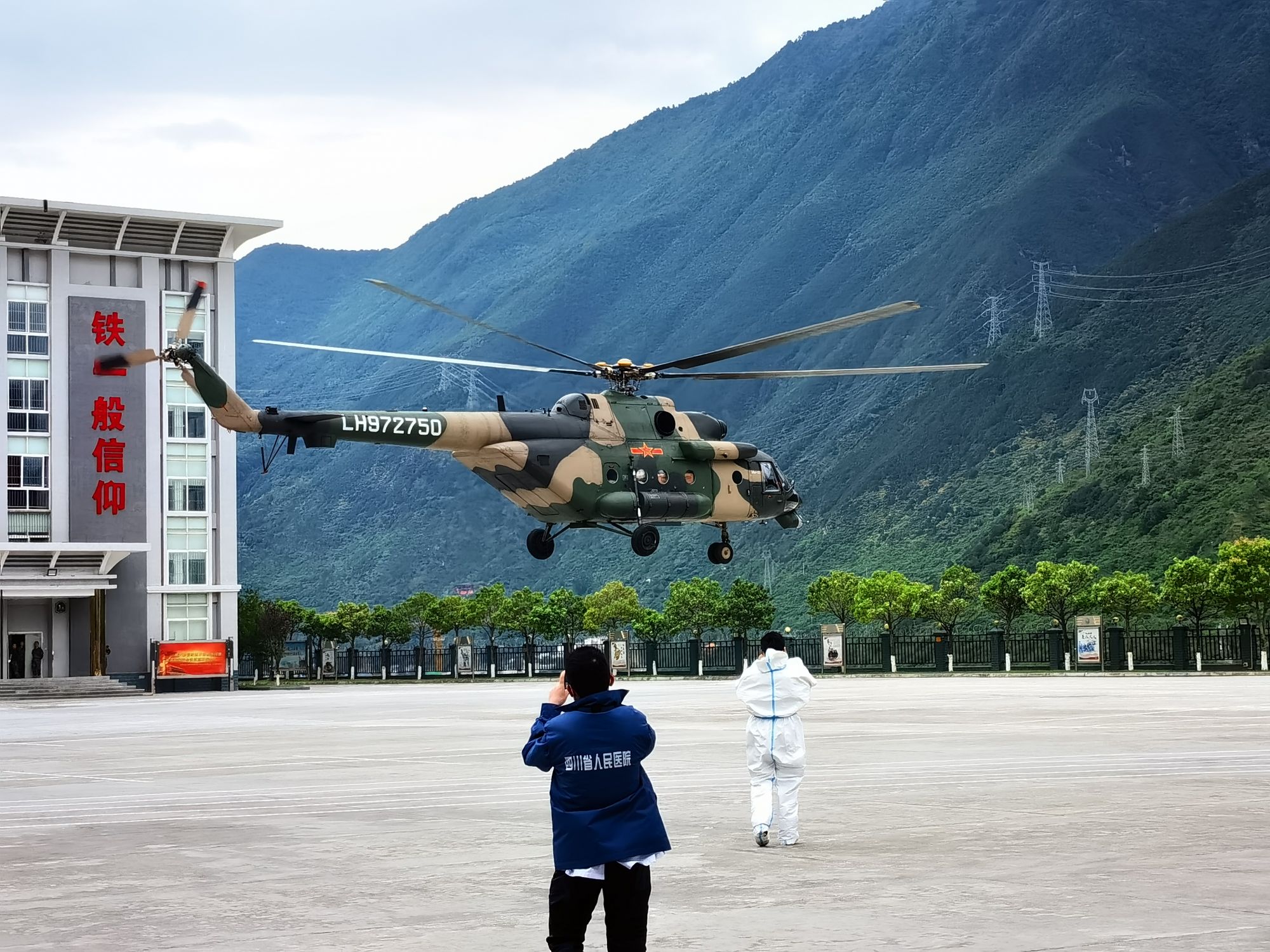 西部战区空军的直升机不断将灾区的伤员运岀，又将救灾物资运到灾区（摄影龚云峰）