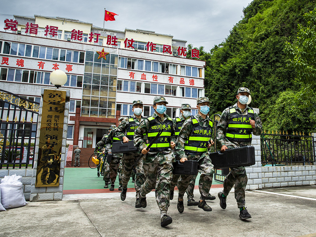 震情就是命令，泸定民兵应急队第一时间直奔灾区（摄影胡廷辉）