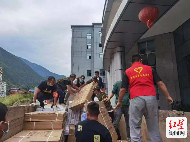 l泸定县得妥镇救灾物资搬运   (3)供图：泸定县“圣洁甘孜”老兵自愿服务队