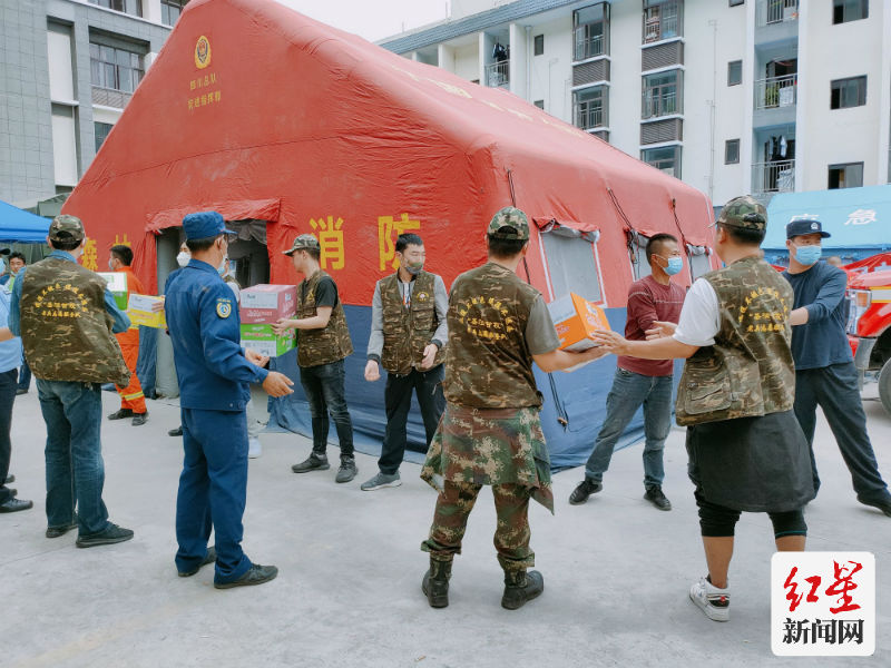 l泸定县得妥镇救灾物资搬运   (5)供图：泸定县“圣洁甘孜”老兵自愿服务队