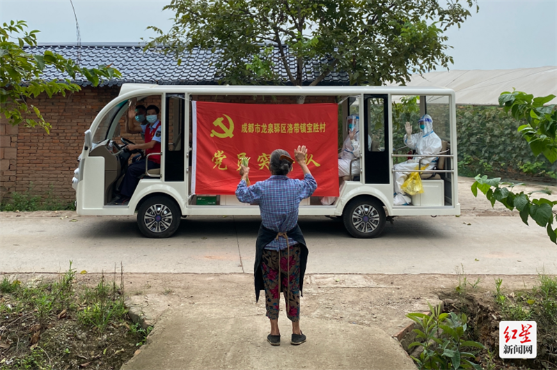 86岁的黄婆婆送别上门核检人员   摄影：毛晓初
