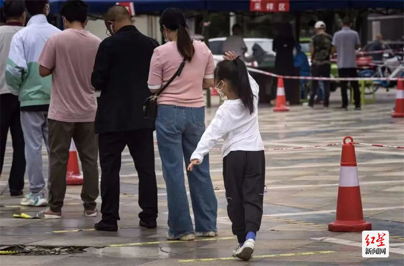 崇州列队做核检的孩子  影相：张晓雨