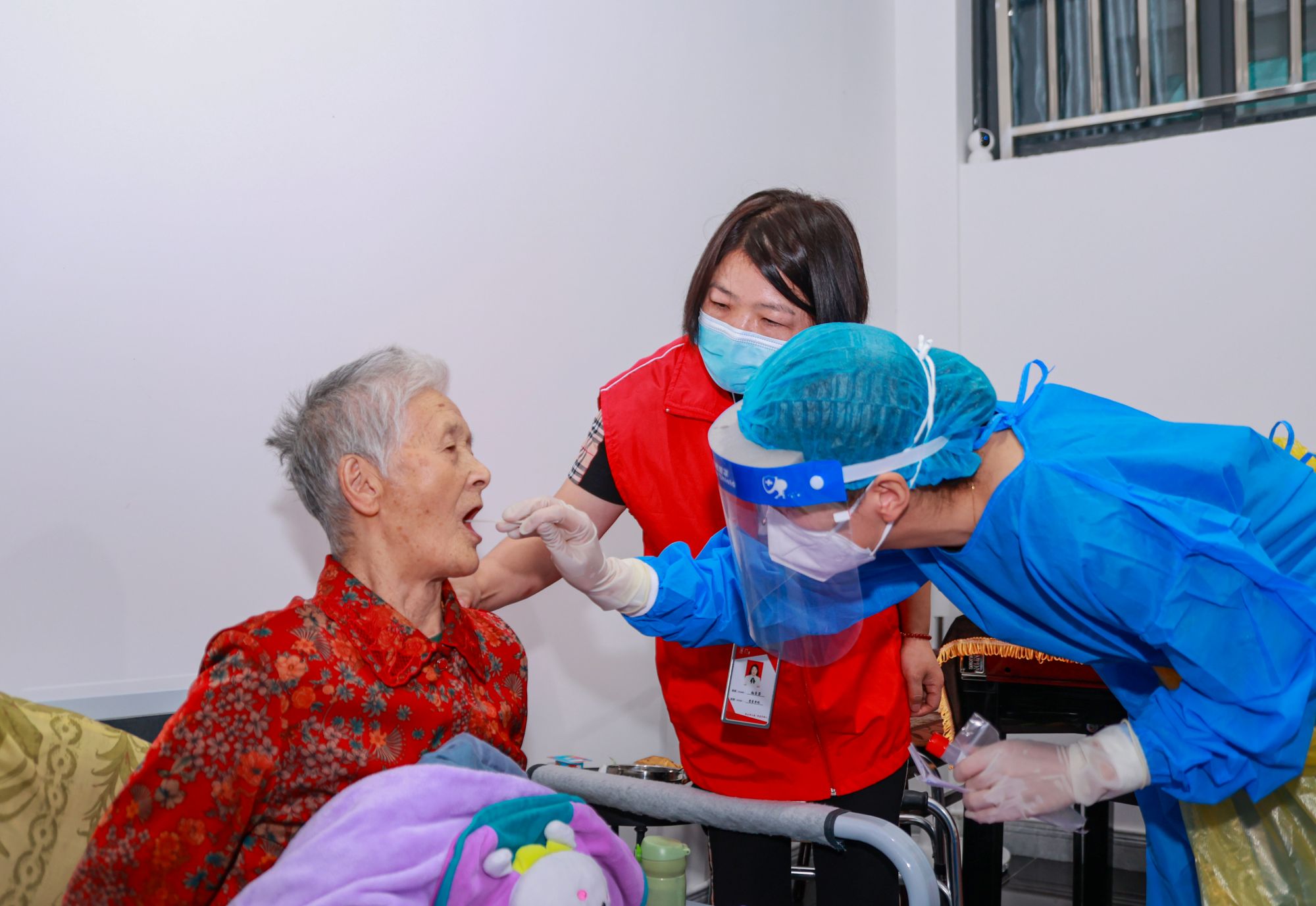 都江堰核酸检测人员为行动不便的老人上门检测   摄影：何勃