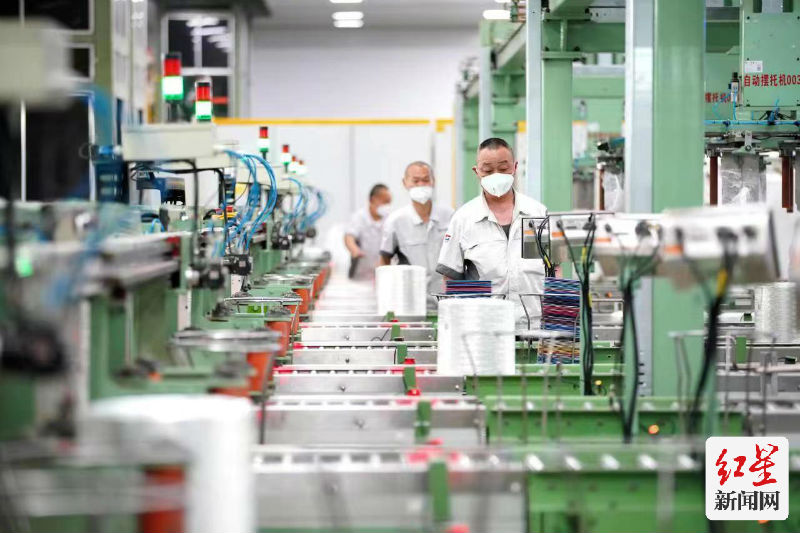 在青白江区，工厂生产线高速运转