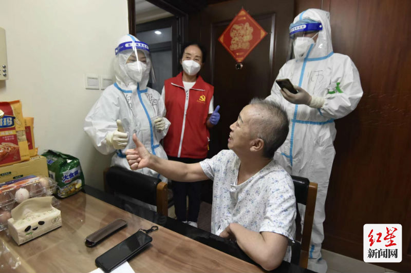 ▲成都市温江区柳城街道光华社区核酸检测点，在社区支部书记赵文广带领下宜宾珙县中医院支援温江抗疫常翠老师，为珠江国际花园身患基础疾病的老人上门作核酸检测。摄影：梁波