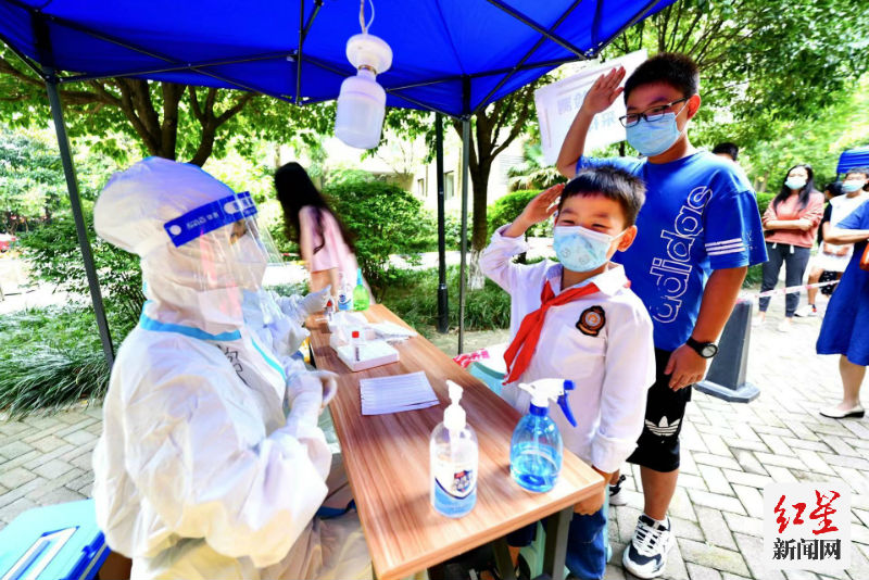 ▲成都市温江区柳城街道光华社区核酸检测点，小朋友们向宜宾珙县中医院支援温江抗疫的老师敬礼！ 摄影：梁波