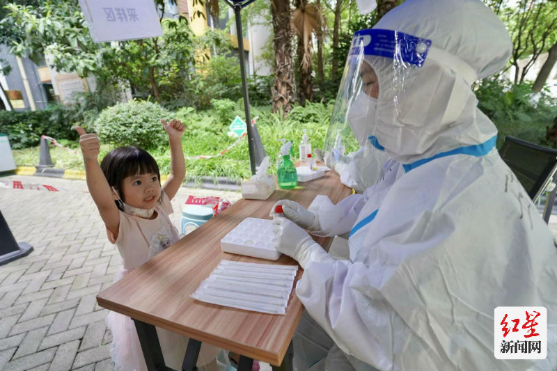 ▲成都市温江区柳城街道光华社区核酸检测点，小朋友们向宜宾珙县中医院支援温江抗疫的老师点赞！ 摄影：梁波