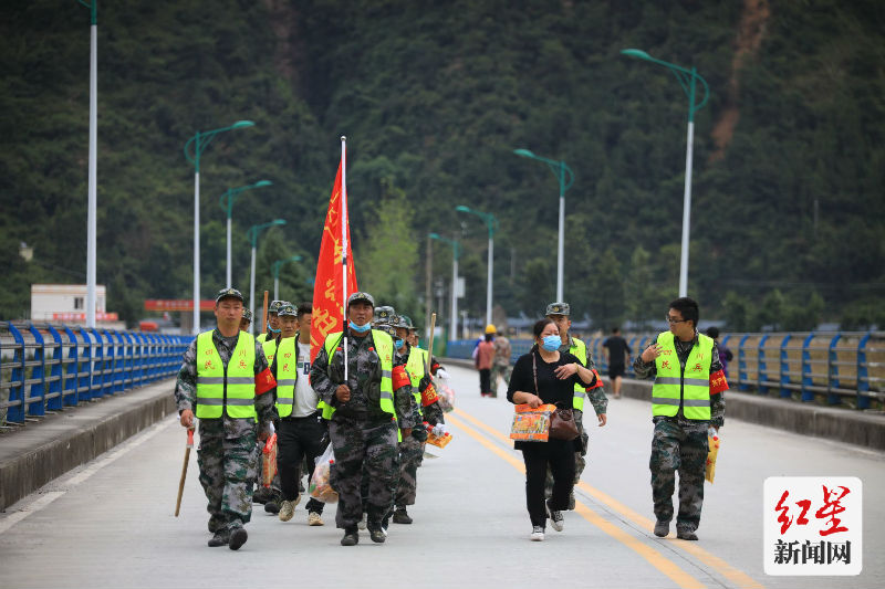 9月6日，由消防、民兵等组成的救援队伍，从石棉县王岗坪乡出发，徒步30余公里前往受灾较为严重的草科乡。-黄刚拍摄