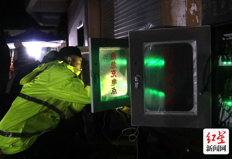 郝立艺 救援队伍在草科乡电力保障