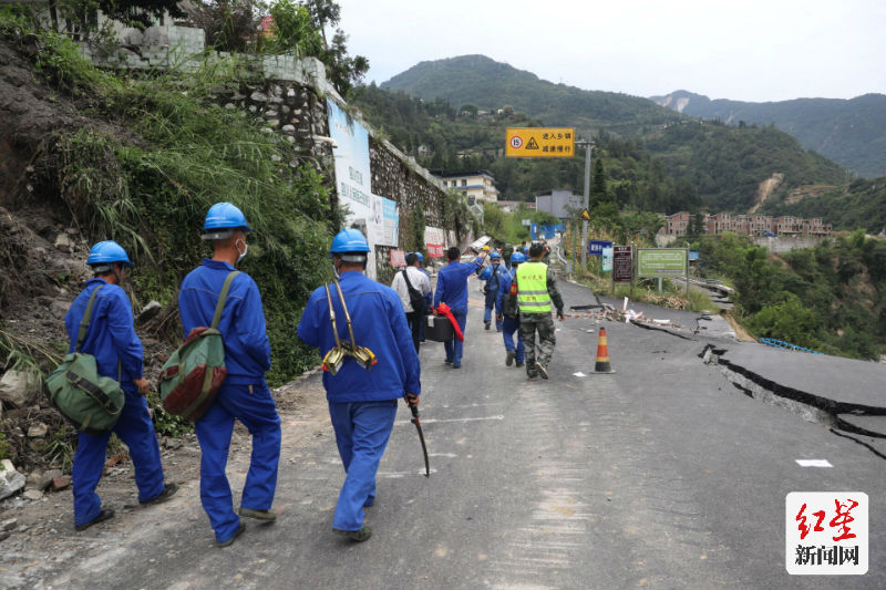 郝立艺 王岗坪乡至草科乡的道路2