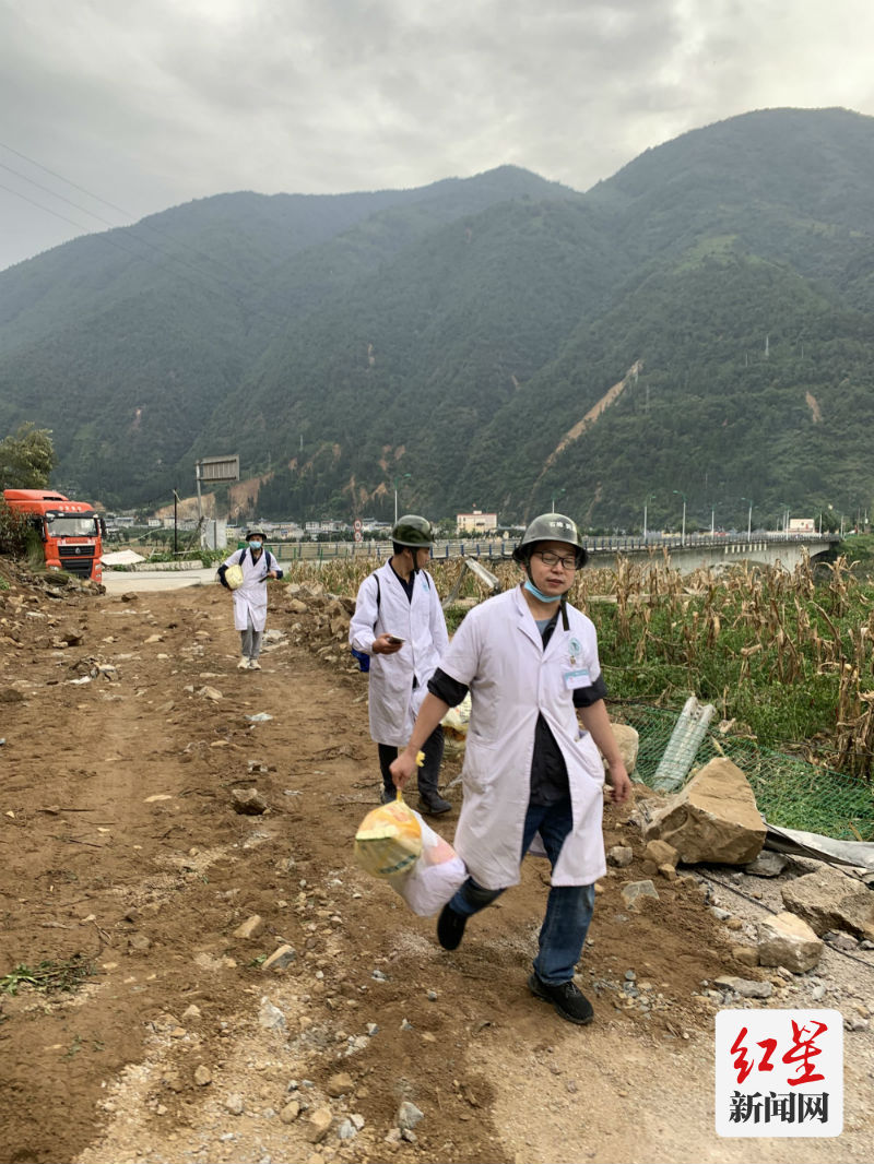 万晓蓉 岗坪至草科乡医务人员徒步赶赴现场救援3