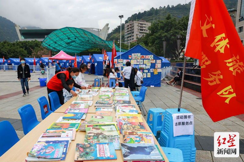 石棉县世纪广场临时安置点，孩子们流动图书志愿服务点看书3-黄刚拍摄