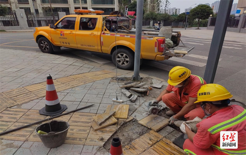 鹤林一路电力盖板应急处置
