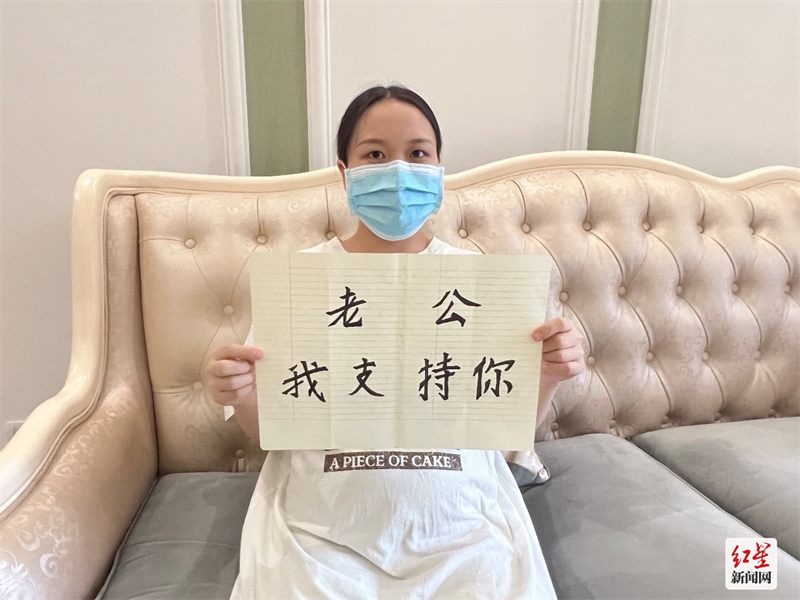 温江区永宁街道杏林社区微网格员刘俊宝妻子支持丈夫参与社区防疫