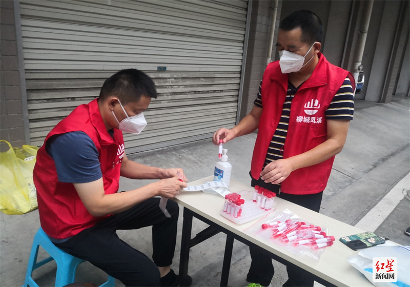 ▲清晨6:30，金强会所微网格员张云峰会同“双报到”党员布置核酸检测点