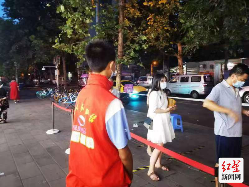 13岁的范毅昂，在父母的影响下，主动报名成为一名志愿者