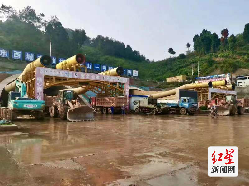 龙泉山1号隧道建设现场