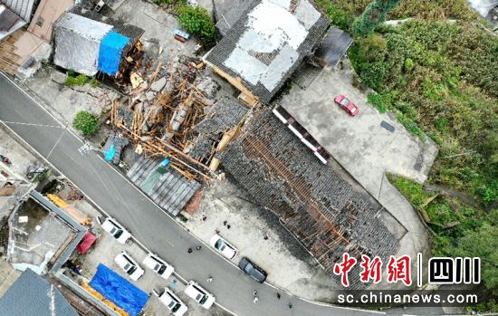泸定地震中受损的民房。刘忠俊摄