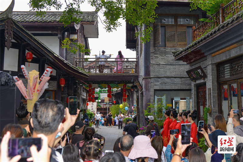 图1：游客在平乐古镇平沙落雁街区“勇闯江湖”