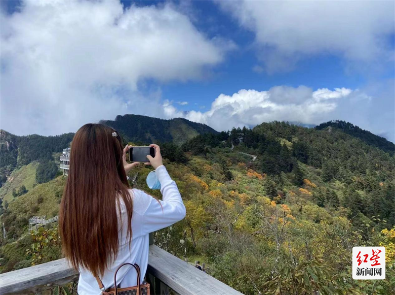 图5：游客畅游西岭雪山