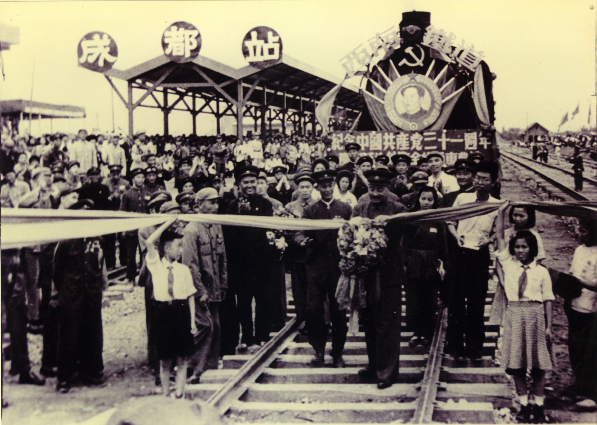 1952年7月1日，成渝铁路全线通车。图为西南军政委员会副主席贺龙在成都的通车典礼上剪彩。 摄影：李国骏