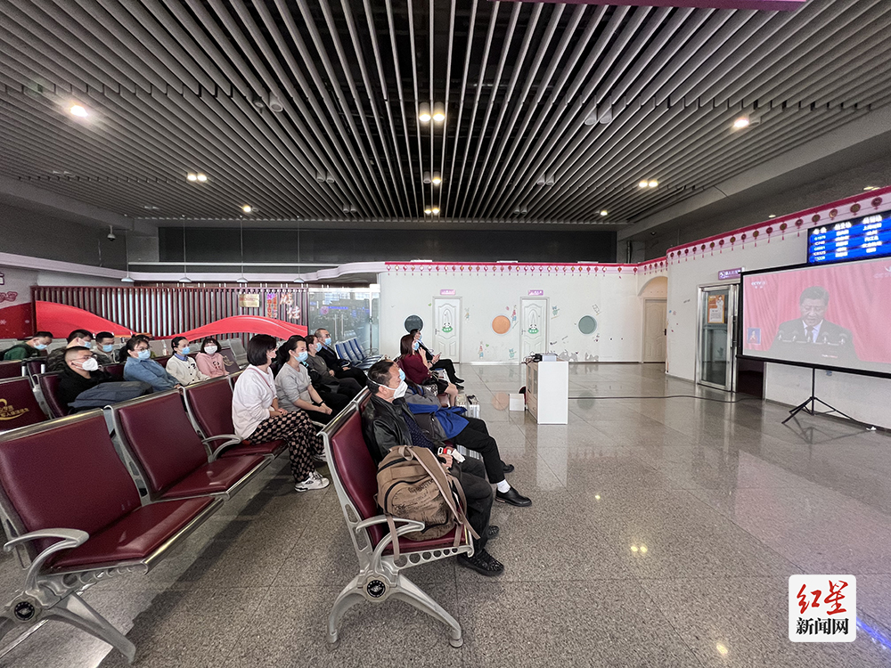成都东站旅客驻足收看二十大开幕会
