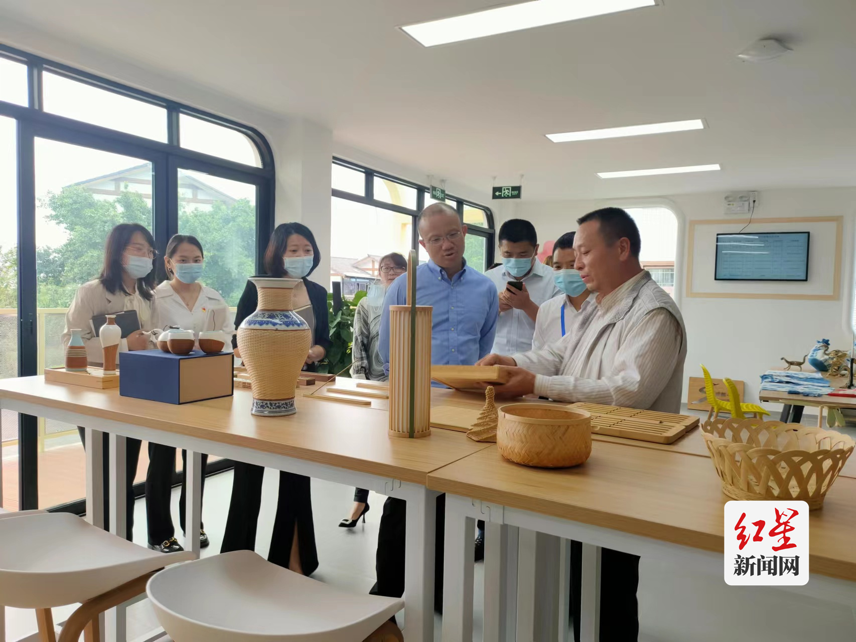 黄水镇云华社区竹刻培训现场。