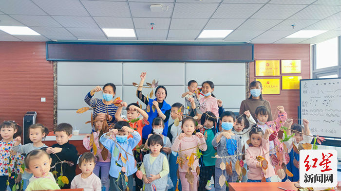 孩子们完成创业手工挂件