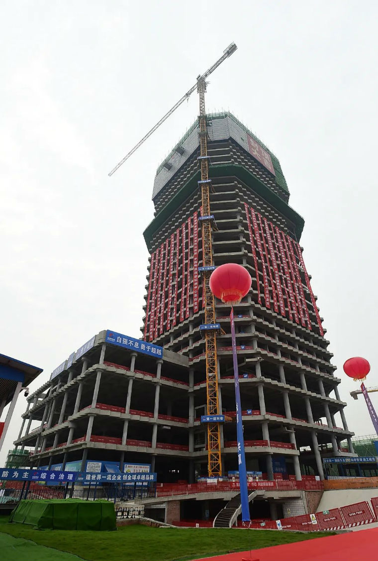 ▲6月21日，中国电建西部科创中心提前收尾主体结构封顶，王天志 摄