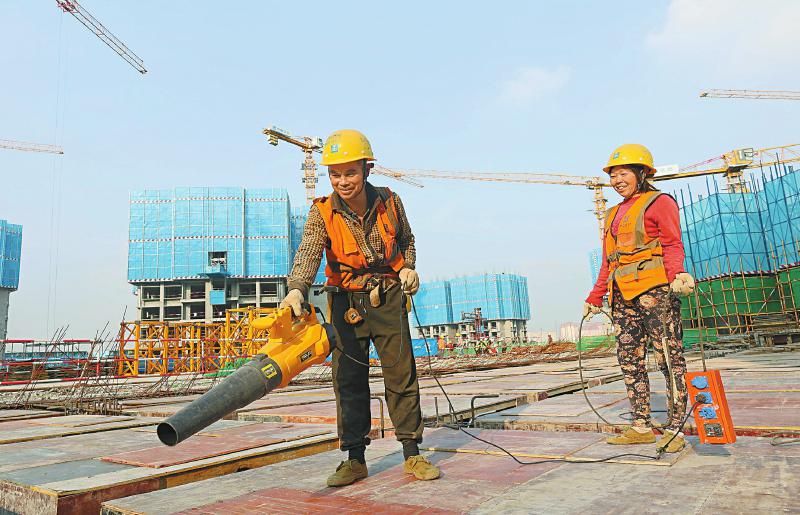 11月16日，中建四局的工人在成都市龙泉驿区目前最大的安居工程项目——怡和新城G区工地上施工。