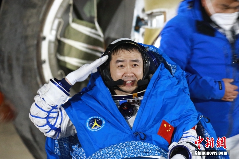 神舟十四號航天員乘組安全返回健康出艙