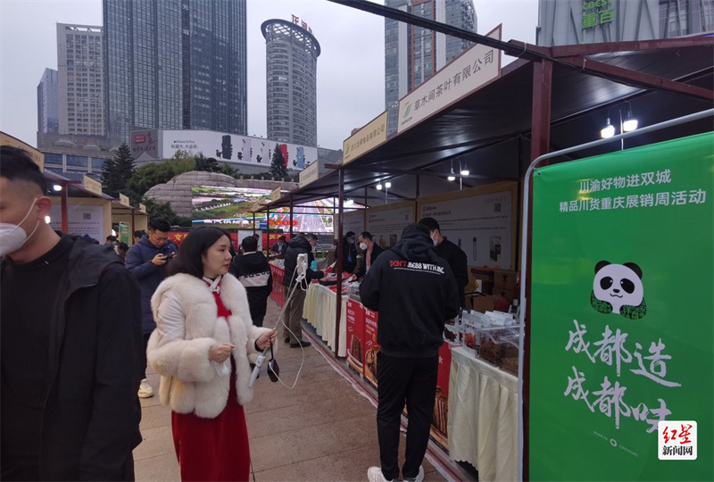 ▲网红主播现场直播