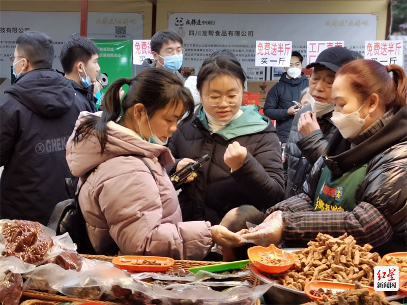 ▲重庆市民争相抢购年货