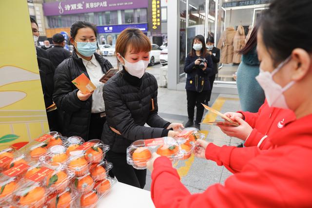 消费者正在购买蒲江耙耙柑