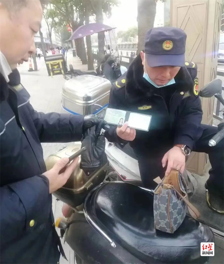 三位队员检查包内物品