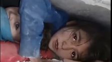叙利亚女孩用胳膊保护弟弟17小时